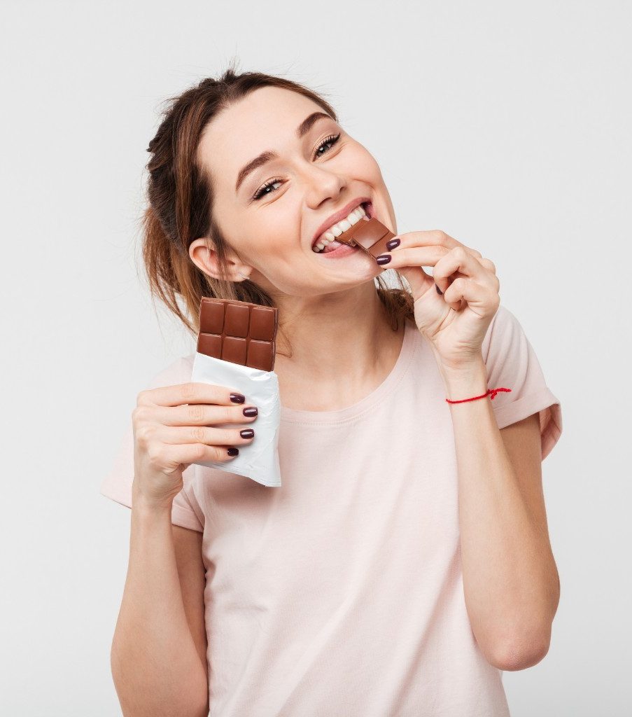 אישה אוכלת שוקלד